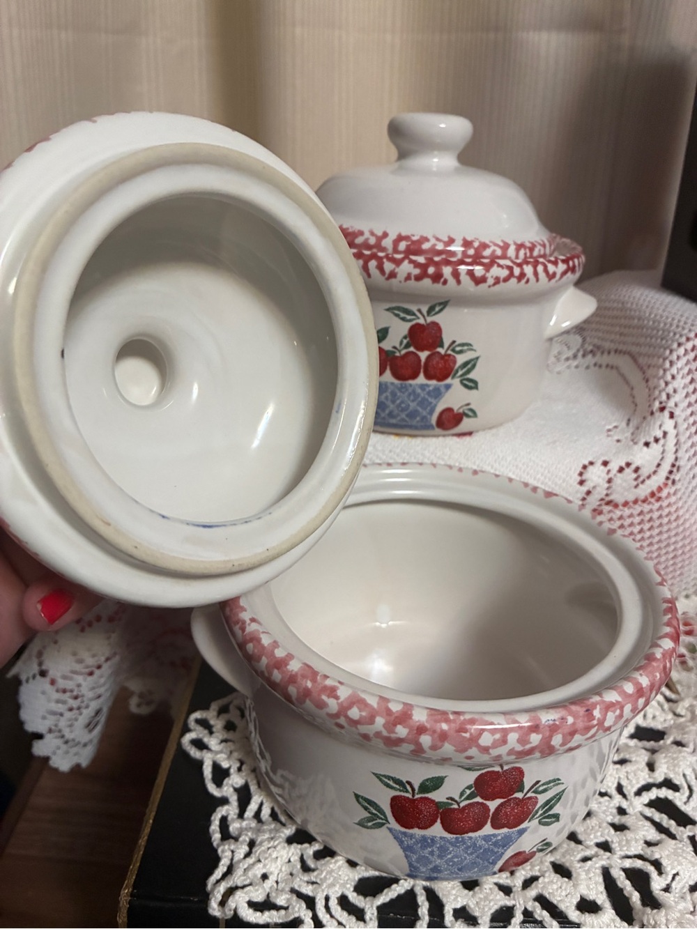 White Ceramic Lidded Crocks with Red Apple Design Sponge-wear set of 2 - Picture 6 of 14